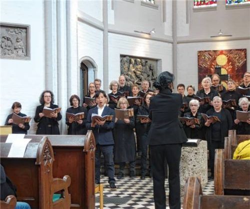 Solist und Chor der Erlöserkirche Rosenheim berührten mit der Passion Jesu die Zuhörer. Foto Füchtner