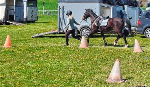 Sophia Wagenspöck beim Führen des Pferdes auf der vorgegebenen Runde auf Schnelligkeit.Foto re
