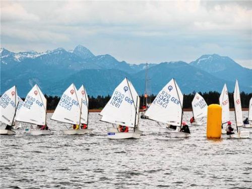 Spannende Positionskämpfe an der Leetonne im Feld der A-Optimisten. Foto Niessen