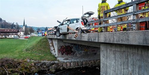 Spektakulärer Unfall in Hammer: Seniorin durchbricht mit ihrem Auto ein Brückengeländer. Nur ein Stahlseil rettet vor dem Absturz.Fotos  Benje