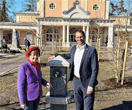 Spenderin Eleonore Dambach-Trapp und Oberbürgermeister Andreas März weihten den Trinkwasserbrunnen vor der Aussegnungshalle ein. Foto Baumeister