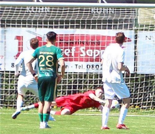 Sportbund-Torwart Johannes Deckert pariert den Elfmeter von Holzkirchens Gilbert Diep.Foto Wolfgang Fehrmann