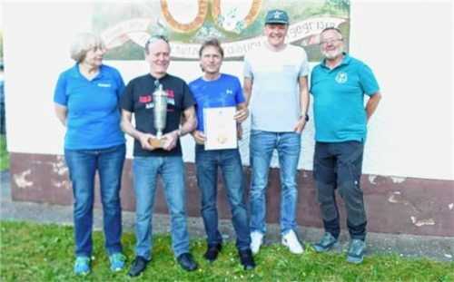 Sportleiterin Reingard Mirbek (von links) mit dem Siegerteam Bernhard Spyra, Gerhard Stelzl und Michael Gerlach sowie Schützenmeister Richard Wimmer.Foto Bachmaier