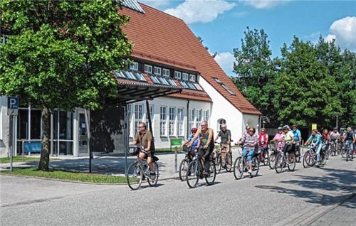 Stadtführer Gert Hilger führt Interessenten auch per Rad durch Waldkraiburg und erläutert die Sehenswürdigkeiten und markanten Stationen der Stadt. Foto Stadtmuseum