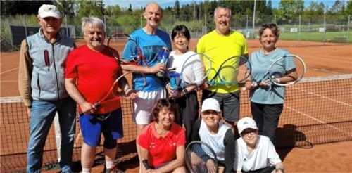 Starteten in die Saison: (von links) Sportwart Rolf Oehler, Dr. Heinz Utschig, Wolfgang Baumann, Kyong Hee Lee-Dirmeier, Alex Stapelfeld, Ulli Angelsperger-Maier und vordere Reihe Karin Schillhuber, Claudia Ortega und Carlos Stapelfeld. Foto  re