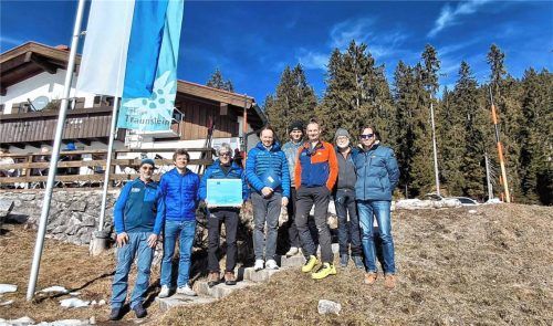 Startschuss des Projekts „Heat4Alps“ auf der Winklmoosalm: Hüttenwart Franz Mittermaier (von links), Projektleiter von der TH Rosenheim Sebastian Obermaier, Hans Gfaller und Andreas Thiele von der Sektion Traunstein, Marius Mühlberger von der TH Rosenheim, Hüttenwart Markus Tischer, Peter Viehhauser und Prof. Dr.-Ing. Frank Buttinger von der TH Rosenheim. Foto TH Rosenheim