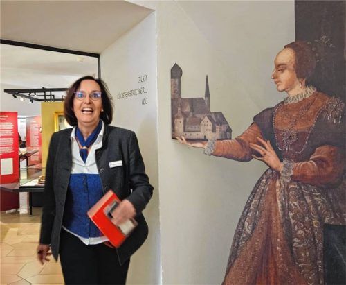 Stefanie Thim, in Seeon für die Kultur zuständig, freut sich närrisch über die neue Dauerschau. Foto GÄRTNER