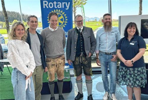 Stellten sich zum Gruppenfoto: (von links) die Vertreter des Vereins „Gemeinsam gegen den Krebs“ mit Corina Schernhardt, Professor Dr. Dirk Zaak und Dr. Florian Zettl, Landrat und Schirmherr Andreas Danzer, Rotary-Präsident Dr. Ing. Maximilian Fuchs und die Vorsitzende des Vorstandes des Traunsteiner Kinderschutzbundes, Bettina Dörner. Foto Kas