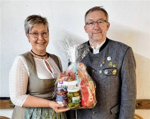 Stellvertretende Schützenmeisterin Irene Geiß (links) mit dem Sieger des Zimmerstutzenschießens Johann Kirschner. Foto Ehgartner