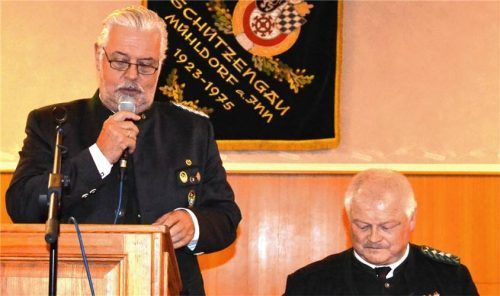 Stellvertretender Landes- und Bezirksschützenmeister Stefan Fersch bei seinem Grußwort und Ausführungen mit Gauschützenmeister Erich Jungwirth.Foto  Rampl