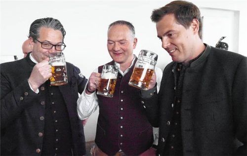 Stießen auf das Wasserburger Frühlingsfest an: Wasserburgs neuer Bürgermeister Bastian Wernthaler, Andreas Bonholzer vom veranstaltenden WFV und Manuel Scheyerl von der Wiesn-Alm (von links). Foto Weithofer