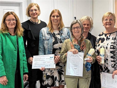 Stolz auf das Jubiläum: (von links) Bürgermeisterin Anna Meier, Sabine Adolph vom Michaelsbund, Büchereileiterin Regina Zehethofer, Marianne Fuchs, Elisabeth Bernhart und Michaela Wittmann. Foto re