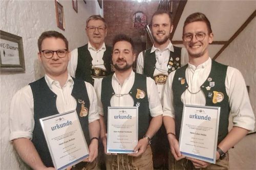 Stolz auf den langjährigen Einsatz von (vorne von links) Franz Mußner, Andreas Hundseder und Lukas Heider sind die beiden Vorstände der Musikkapelle Obing (hinten von links) Hans Spiel und Benedikt Englbrechtinger. Foto Künzner-Hingerl