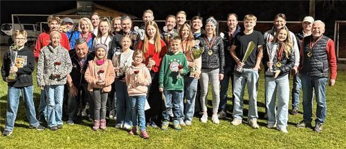 Strahlende Gesichter bei der Siegerehrung der Riederinger Ski- und Dorfmeisterschaft. Foto Kirchner