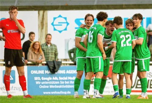 Symbolisches Bild: Wasserburgs Matthias Rauscher steht bedröppelt da, während die Gäste aus Murnau einen ihrer beiden Treffer feierten.Foto Christian Butzhammer