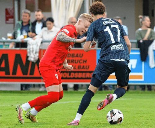 Szene aus dem Hinspiel: Benedikt Orth (links) und Jorden Aigboje, der den Unterhachingern heute wegen einer Rotsperre fehlt.Foto Buchholz