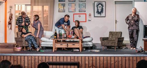 Szene aus „Ladysitter“: (von links) Manfred (Peter Baier), Blanche (Gitti Ott), Maja (Nicole Pilz), Maximilian (Michi Flörs), Betty (Claudia Derntl) und Charlotte (Pezi Herwegh) sind überfordert. Fotos Theater Bruckmühl