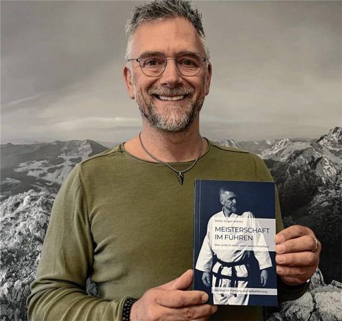 Taekwondo Großmeister, 7. Dan und Buchautor: Stefan Roitner mit seinem Buch „Meisterschaft im Führen“. Foto Grun
