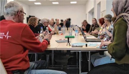 Teilnehmer der Zukunftswerkstatt „Ehrenamt neu denken“ im Landkreis Mühldorf tauschen sich über die Zukunft des Ehrenamts aus und entwickeln gemeinsam neue Ideen für ein zukunftsfähiges Engagement.Foto  Landratsamt
