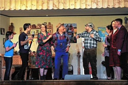 Tief in die Trickkiste greifen die Ehefrauen, um den Traumpaar-Wettbewerb zu gewinnen. Doch die im Internet bestellten Ehemann-Doubles haben ihre Tücken. Foto  re