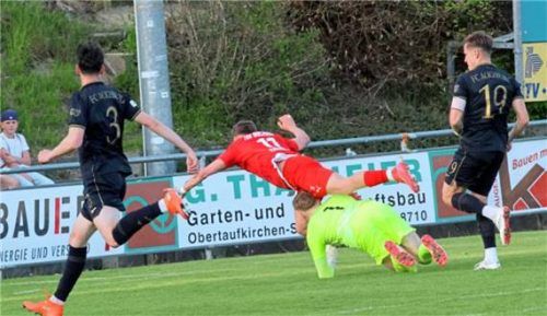 Tobias Stoßberger scheitert bei einer der wenigen Buchbacher Chancen an Keeper Tobias Jäger.Foto Michael Buchholz