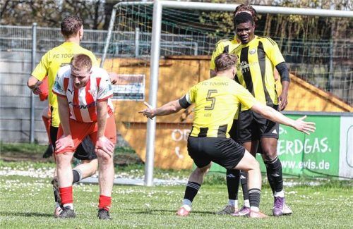 Töginger Jubel um den zweifachen Torschützen Edi Ighagbon.Foto Thomas Osterkamp