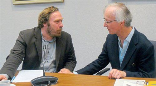 Tomàs Cidlina (links) steht im engen Austausch mit Waldkraiburgs Stadtarchivar Konrad Kern. Foto fischer