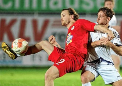 Traunsteins Torschütze Julian Höllen behauptet sich gegenNicolai Bierling.Foto Hans Weitz