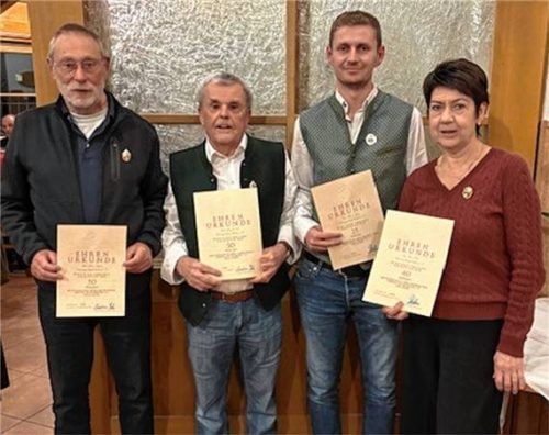 Treue Mitglieder: (von links) Johann Pybetz, Georg Dasch, Florian Berger und Ursula Maier. Foto re