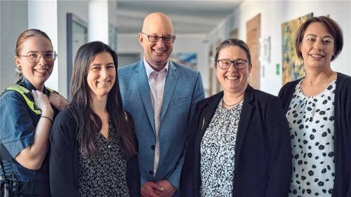 Trotz aller Herausforderungen: Sonja Liegl (Leiterin der Wachtmeisterei, von links), Sylvana Wildt (stellvertretende Geschäftsleiterin), Amtsgerichtsdirektor Stephen Kroner, Geschäftsleiterin Daniela Arnst und die stellvertretende Amtsgerichtsdirektorin Dr. Angela Miechielsen arbeiten gerne und mit Freude am Amtsgericht Mühldorf. Foto Jörg Eschenfelder