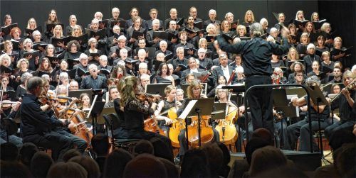 Über 100 Sänger traten zusammen mit dem Orchester der Innphilharmonie auf. Foto Füchtner