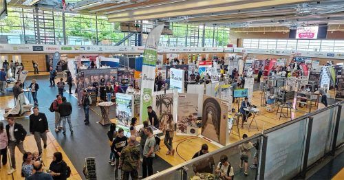 Über 60 Ausbildungsbetriebe aus der Region Rosenheim geben Einblicke in ihre Ausbildungsberufe, dualen Studiengänge und Karrierewege.