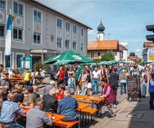 Über die Bahnhof- und Chiemseestraße verteilt gibt es ein vielfältiges Warenangebot der Saison- und Landprodukte.