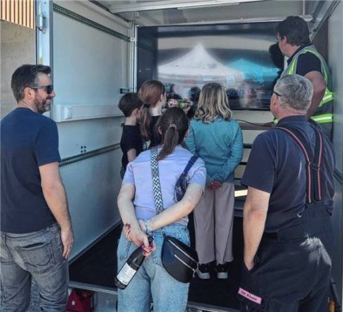 Über einen Monitor konnte man den Flug der Drohne verfolgen. Fotos  Stettner