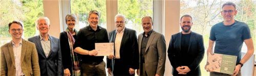 Übergabe der Auszeichnung: (von links) Dr. Daniel Pejko vom Kooperationspartner Brückner Group, Ministerialrat a.D. Dr. Helmut Wittmann, Schulleiter Stefan Preis, Werner Battke (VDE-Geschäftsführer), Siegsdorfs Bürgermeister Thomas Kamm, Julian Marberger (VDE) und Technik-Fachlehrer Thomas Pertl. Foto Krammer