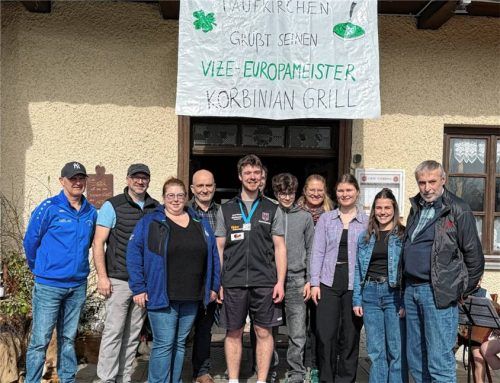 Überraschungsempfang von Familie, Freunden und Vereinskollegen und Bürgermeister: Georg Zauner, TSV-Vorstand Franz Fürstenberger, Abteilungsleiterin Andrea Zahner, Bürgermeister Alfons Mittermaier, Papa Martin Grill, Korbinian Grill, Bruder Benedikt, Mama Simone, Schwester Katharina, Freundin Johanna und Opa Wast. Foto Reichl