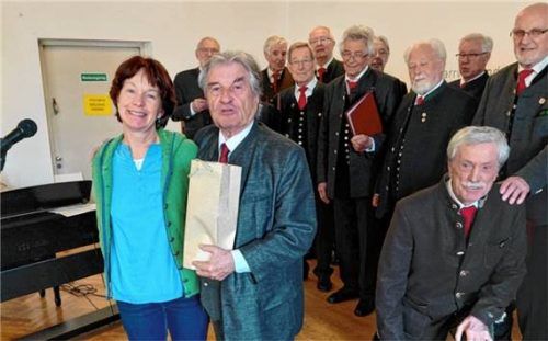 Überreich beschenkt, verabschiedete Irmgard Holzner die Sänger des MGV und den Dirigenten Wolfgang Zeller. Foto Johann Hartmann
