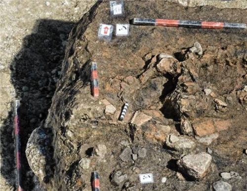 Überreste einer Feuergrube: Der Fund zeigt eine letzte Verfüllung von verbrannten Steinen, verbrannter Keramik und verziegeltem Lehm der eingebrochenen Wandungen. Die Feuergrube wurde Anfang Juni 2025 im Block geborgen.Foto Mario Hölzl/X-Cavate Archaeology