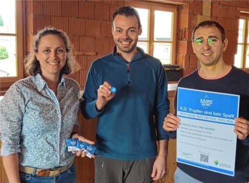 Um auf die Gefahren von K.o.-Tropfen aufmerksam zu machen, besuchten Katrin Posch, Geschäftsstellenleitung der Gesundheitsregion plus, und Simeon Spahr (rechts) von der Kommunalen Jugendarbeit mit der Kampagne „K.o.mmt mir nicht ins Glas!“ die Gummibärli-Party. In der Mitte: Lukas Stocker von der KLJB Wildenwart. Foto Landratsamt Rosenheim