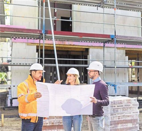 Unklare Baubeschreibungen und fehlende Abstimmung zählen zu den häufigsten Ursachen späterer Baumängel. Foto djd/Bauherren-Schutzbund/Getty Images/alvarez