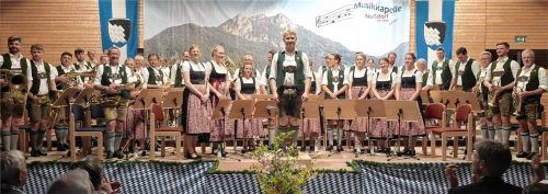 Unter der Leitung von Josef Maurer präsentierte die Musikkapelle Nußdorf in der voll besetzten Turmhalle ein Jahreskonzert, das Festlichkeit, Unterhaltung und musikalischen Anspruch überzeugend verband. Foto re