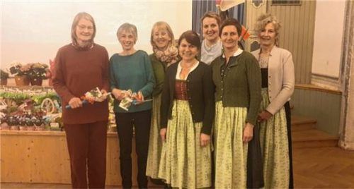 Ute Balleisen und Martina Grenz (von links) siegten zusammen mit Martina Estner (nicht anwesend) beim letztjährigen Fotowettbewerb. Ingrid Reitberger, Martina Pichler, Lisi Kreuz, Martina Watzlowik und Christina Erdl (von links) gratulierten den Gewinnerinnen. Foto Stuffer-Chunphetch
