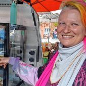 <p>Vegane Feinkost verkauft Gabi Gottschling auf dem Wasserburger Bauernmarkt.</p>