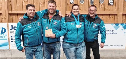 Verdiente Würdigung: Vorsitzender und Sportwart Michael Neumeier (links) und Trainer Erdmann Lerch (rechts) gratulierten Peter Rottmoser und Kathleen Neumayer. Foto re