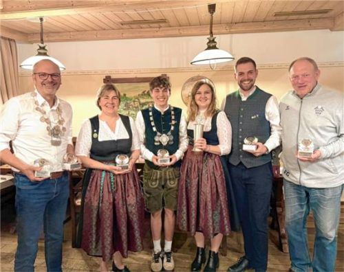 Vereinsmeister und Pokalsiegerin: (von links) Christian Sewald, Christine Prexl, Elias Deibl, Michaela Prexl, Philipp Löffelmann und Fritz Graßl. Foto re