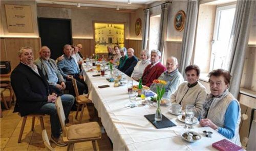 Verlebten einen schönen Nachmittag: Zweiter Bürgermeister Johann Schaumeier und Bürgermeister Josef Eisner (von links) inmitten der freudigen Ehrengruppe. Die Gemeinde hatte wieder eingeladen, um die Alters- und Ehejubilare zu ehren. Foto re