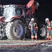 Traktor gerät bei der Feldarbeit in Brand