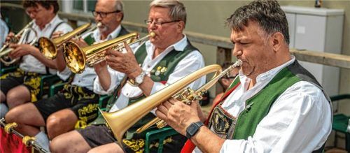 Verschiedene Musikkapellen sorgen für Unterhaltung.