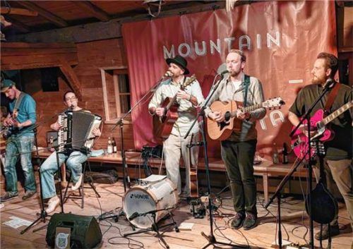 Viel Applaus für feinsten Folk: Die Band Mountain Lake Vista brachte im Hilgerhof eine Vielzahl von Instrumenten zum Einsatz. Foto Benekam