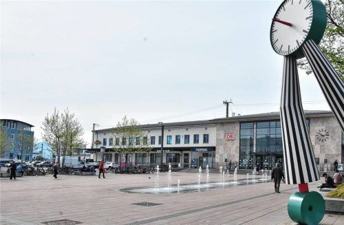 Viel Grau, kaum Grün: Der Bahnhofsvorplatz in Rosenheim sorgt für Kritik. Foto Peter Schlecker